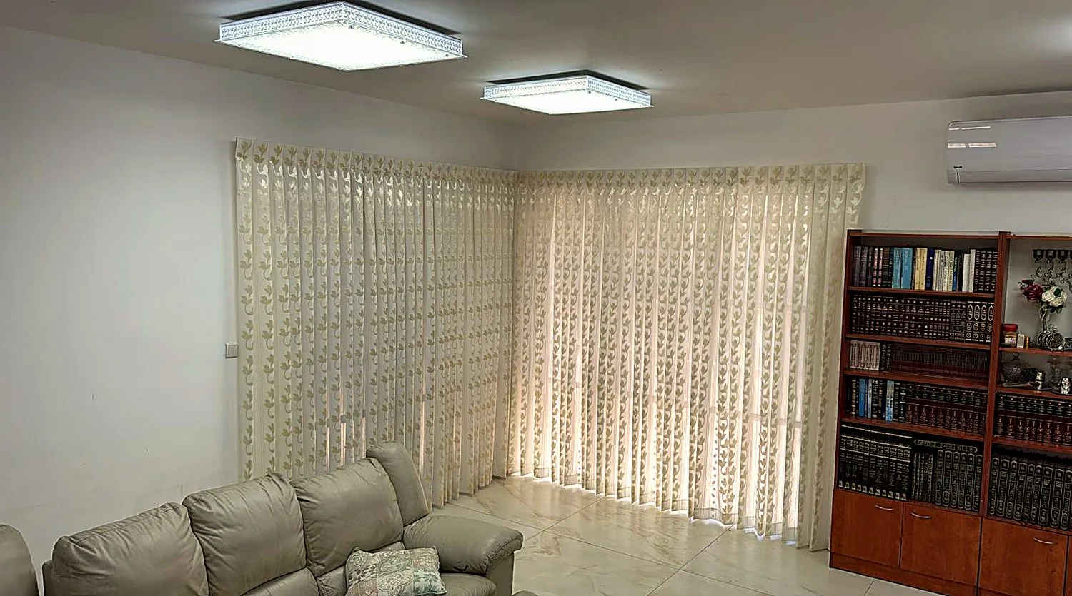 וילון שקוף מעוטר בדוגמת עלים בסלון